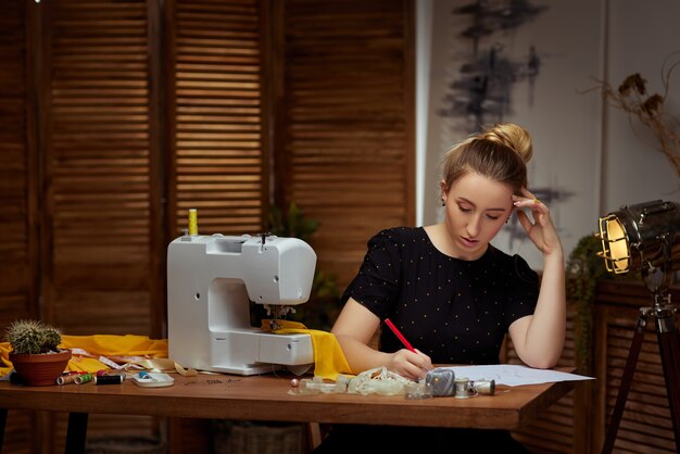 Hermosa Joven Costurera Trabajando En M Quina De Coser Foto Premium