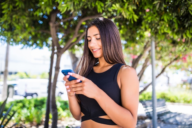 Hermosa Joven Mujer Latina Feliz Enviando Mensajes De Texto Por