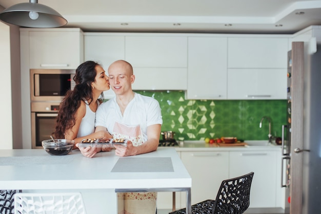 Hermosa Joven Pareja Graficaba Sonriendo Mientras Cocinaba En La Cocina En Casa Foto Premium 