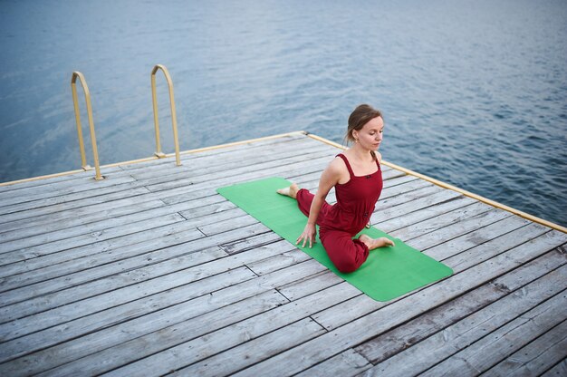 Hermosa joven practica yoga asana una pierna rey pigeon pose | Foto Premium