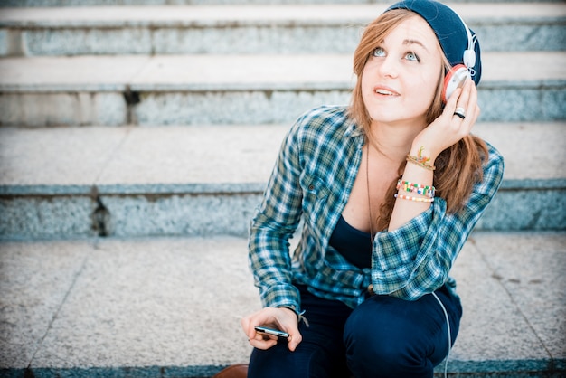 Hermosa joven rubia hipster mujer escuchando música ...