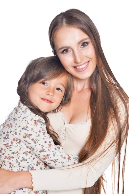 Hermosa Madre Abraza A Su Hija Sobre Un Fondo Blanco Foto Premium