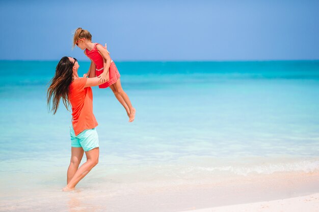 Hermosa Madre E Hija En La Playa Caribeña Disfrutando De Las Vacaciones De Verano Foto Premium 