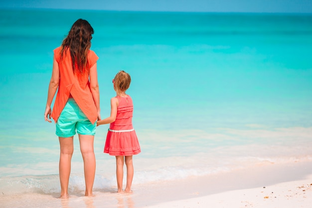 Hermosa Madre E Hija En La Playa Caribeña Disfrutando De Las Vacaciones De Verano Foto Premium 