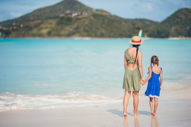 Hermosa Madre E Hija En La Playa Caribe A Disfrutando De Las Vacaciones De Verano Foto Premium