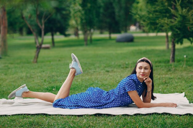 Hermosa Mujer Adulta Joven En Vestido Azul Picnic En La Pradera En El Parque Foto Premium 1154