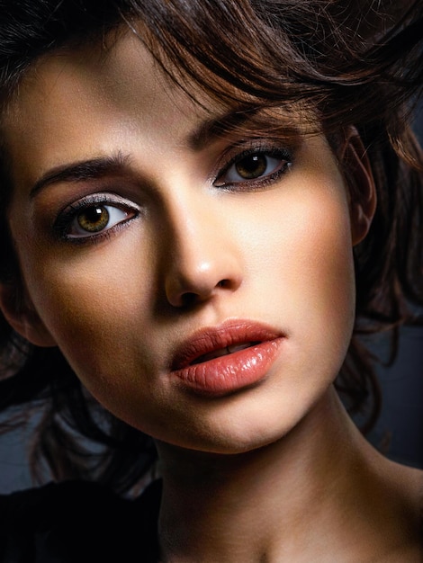 Hermosa Mujer Con Cabello Castaño Modelo Atractivo De Ojos Marrones Modelo De Moda Con Un 1805