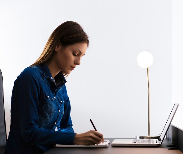 Hermosa mujer en casa escribiendo y trabajando con diario y ...