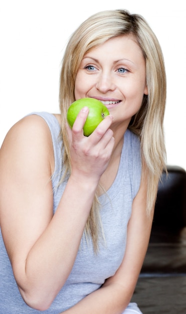 Hermosa Mujer Comiendo Una Manzana Foto Premium