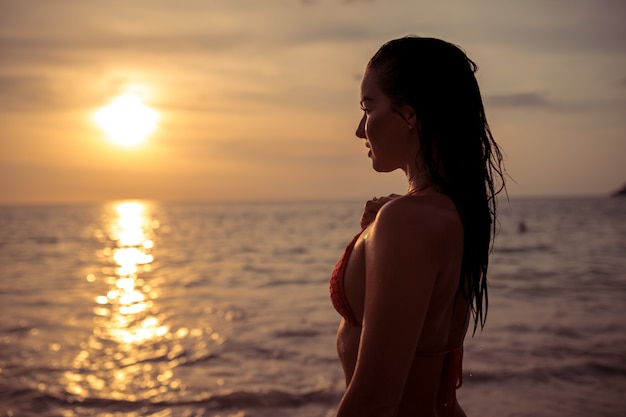 Hermosa Mujer Disfrutando De La Playa Al Atardecer Retrato De Cerca Vista Trasera Foto Premium 8749