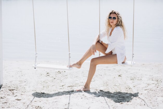 Hermosa Mujer En Elegante Traje De Ba O Blanco Y Gafas De Sol Relajantes En Columpios Cerca Del