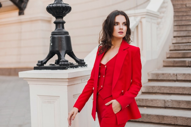 Combinar prendas de color rojo de forma elegante