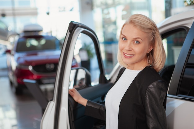 Hermosa Mujer Feliz Sonriendo Alegremente Comprando Un Auto Nuevo En