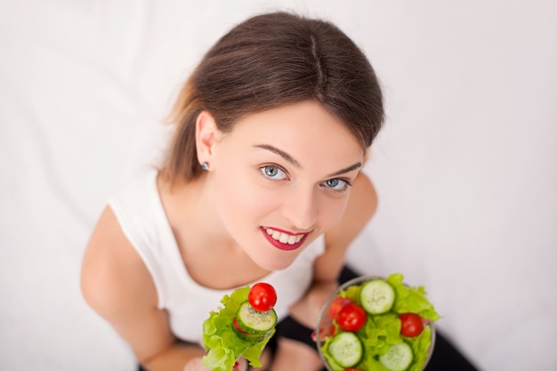 Hermosa Mujer Joven Comiendo Ensalada De Verduras Foto Premium 5889