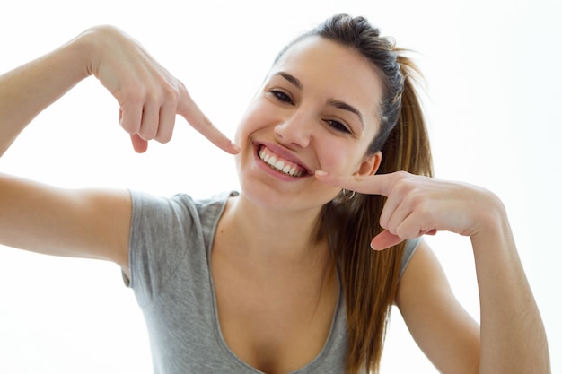 Hermosa Mujer Joven Con Una Sonrisa Perfecta Aislado En Blanco Descargar Fotos Premium