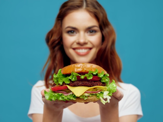 Hermosa Mujer Joven Con Una Jugosa Hamburguesa En Sus Manos Una Mujer Comiendo Una Hamburguesa 1195