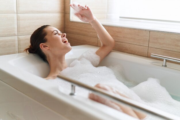 Hermosa Mujer Joven En Su Hermosa Bañera Blanca Como La Nieve Descansa