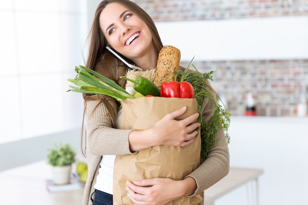 Resultado de imagen para MUJER DE COMPRAS DE VERDURAS