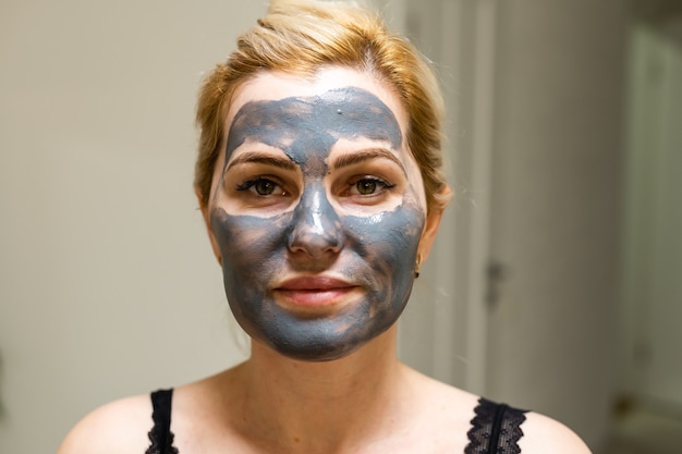 Hermosa Mujer Con Una M Scara De Barro O Arcilla En El Rostro Sobre