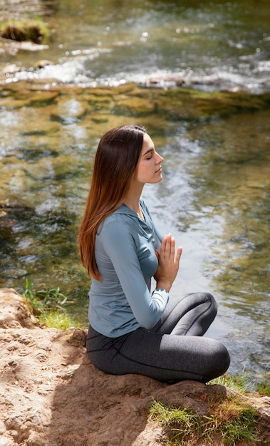 Hermosa Mujer Meditando En La Naturaleza Foto Gratis