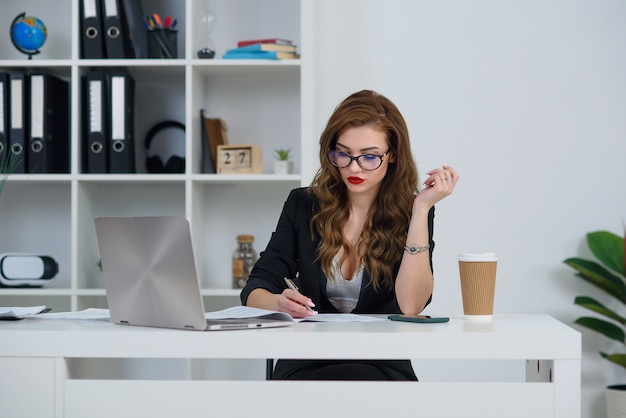 Hermosa Mujer De Negocios En La Oficina Con Ropa Elegante Hace Algunas Notas En Papel Mientras 7536