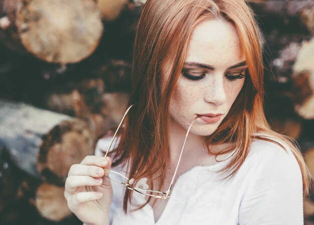 Hermosa mujer con pecas en la naturaleza | Foto Premium