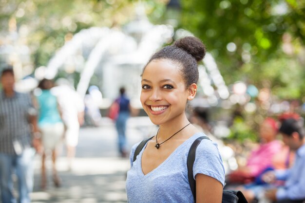 Hermosa mujer de raza mixta en el parque, retrato sonriente Foto Premium