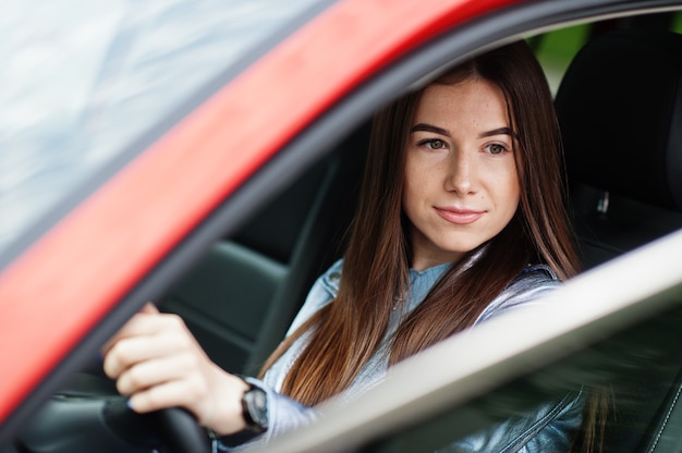 Hermosa Mujer Sentada Dentro Del Coche Con Puerta Abierta Foto Premium 