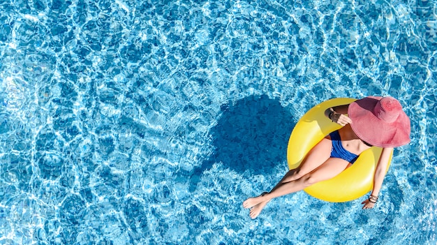 Hermosa Mujer Con Sombrero En La Piscina Vista Aérea Desde Arriba Jovencita En Bikini Se Relaja 