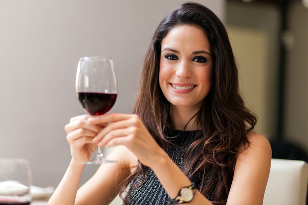 Mujer Con Una Copa De Vino