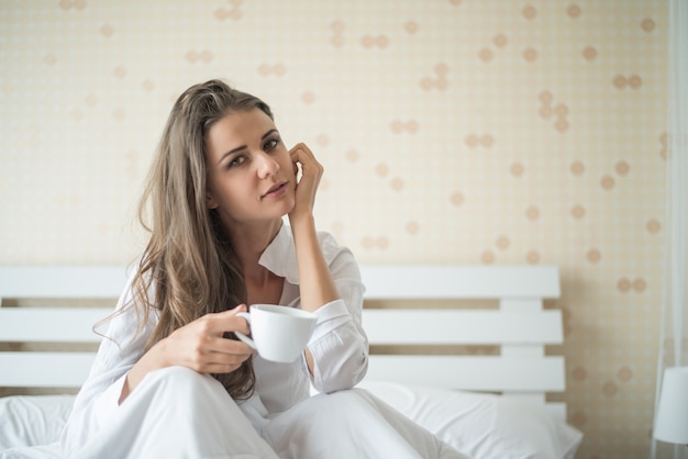 Hermosa Mujer En Su Habitación Tomando Café Por La Mañana Foto Gratis 6411