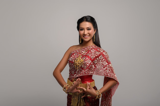 Hermosa Mujer Tailandesa Con Vestido Tailandés Y Danza Tailandesa