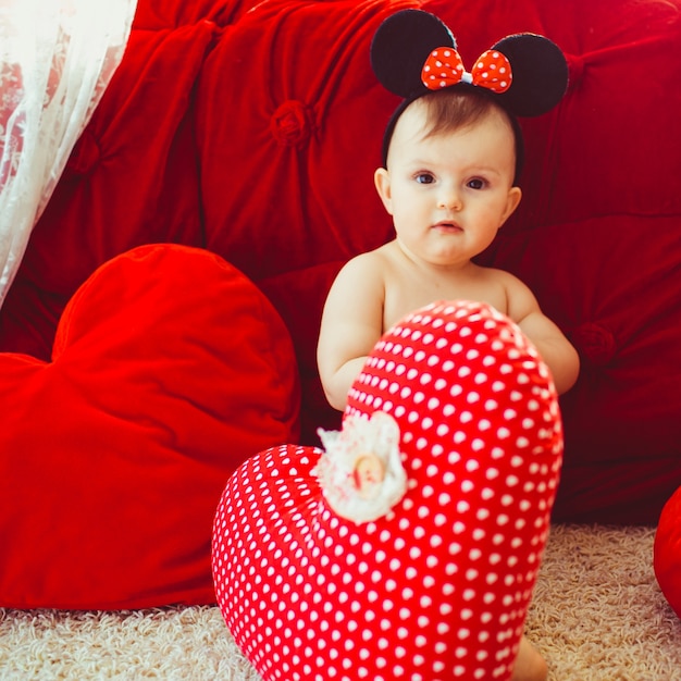 Hermosa Nina En Los Oidos De Minnie Mouse Se Encuentra Ante La Cama Roja En La Habitacion Brillante Foto Premium