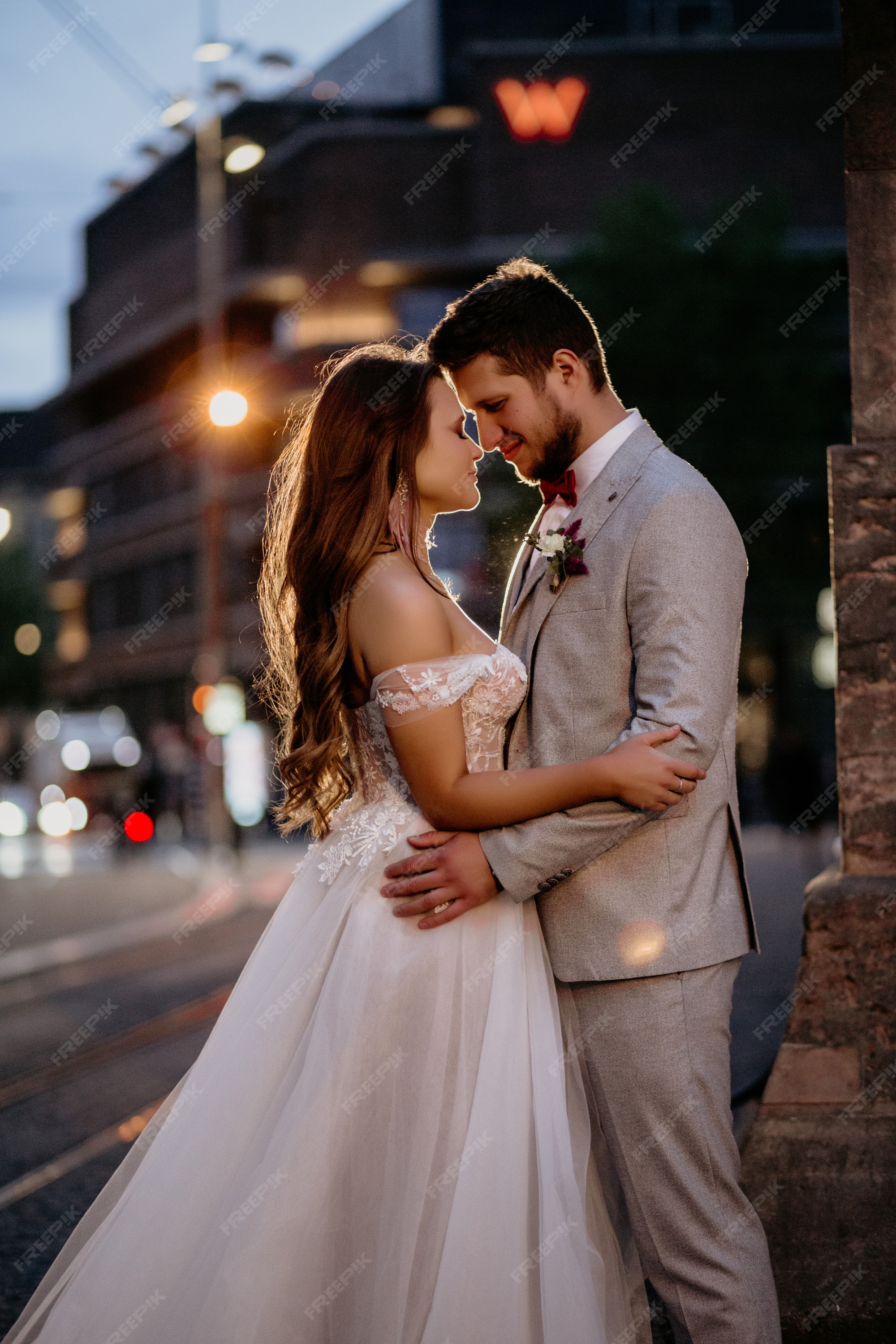 Hermosa Novia Y El Novio Abrazándose Y Besándose En El Día De Su Boda Al Aire Libre Foto Premium 7261