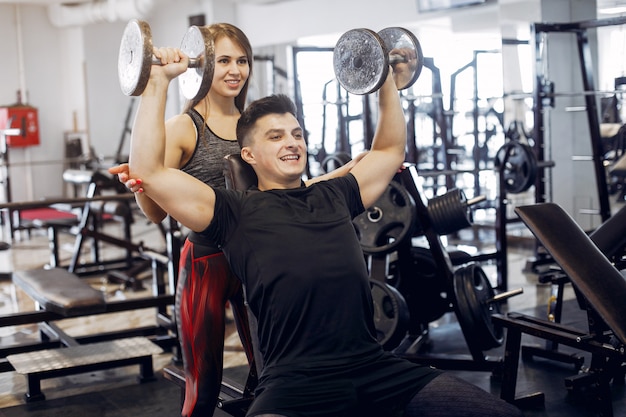 Una hermosa pareja de deportes se dedica a un gimnasio. Foto gratis