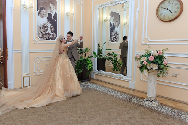 La Hermosa Pareja De Enamorados Ceremonia De La Boda Oficina De