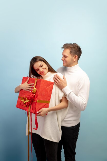 Hermosa pareja de enamorados en la pared azul del estudio | Foto Gratis