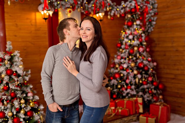 Hermosa Pareja Joven Familia En Prevision De Feliz Navidad Foto Premium