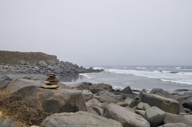 Hermosa Vista De La Playa Llena De Piedras En Punta De Lobos En Pichilemu Chile Foto Gratis