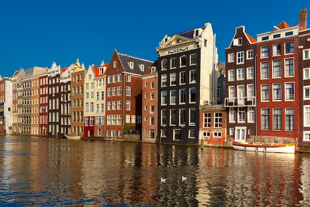 Hermosas Casas De Baile Típicas Holandesas En El Canal Damrak De Amsterdam En Un Día Soleado 7466