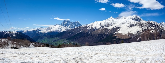 Hermosas vistas de las montañas svaneti la región montañosa de georgia