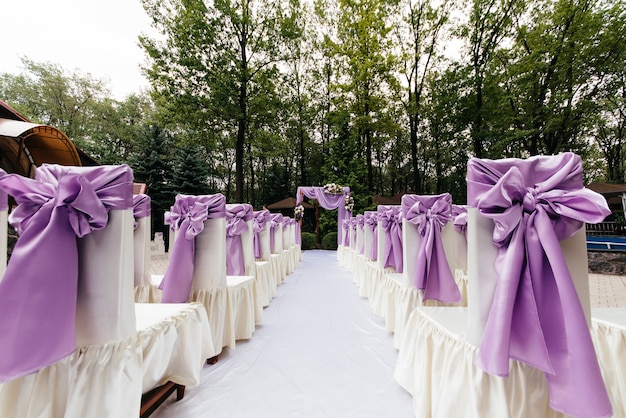 Hermoso Arco De Boda Color Morado Foto Premium