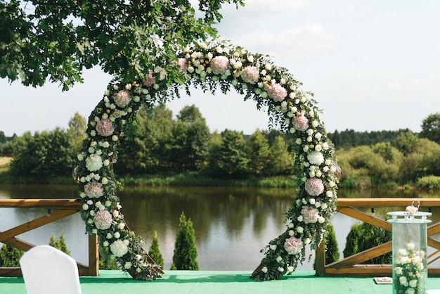 Hermoso arco para la ceremonia de la boda, en un paisaje ...