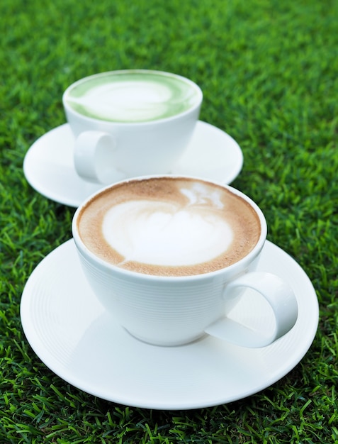 Hermoso arte de café con leche caliente en taza blanca