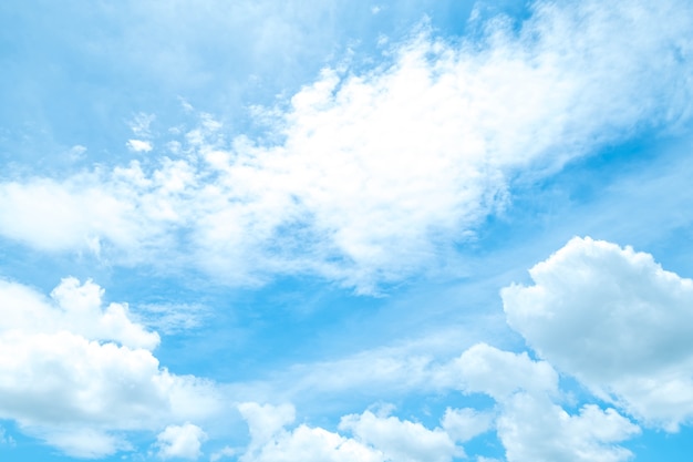 Hermoso cielo azul con nubes hermosas para el fondo ...