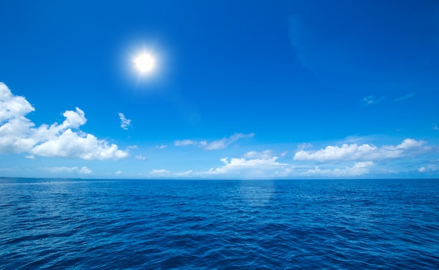 Hermoso cielo y mar azul. playa de mar | Foto Premium