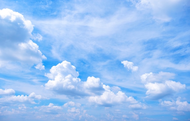 Hermoso Color Degradado Del Cielo De Blanco A Azul Para Un Fondo De