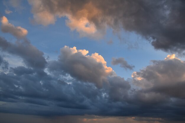 Hermoso Y Espectacular Atardecer Temprano Con Nubes Esponjosas Ornge Iluminadas Sobre El Cielo Azul Claro Vista De Angulo Bajo Foto Premium