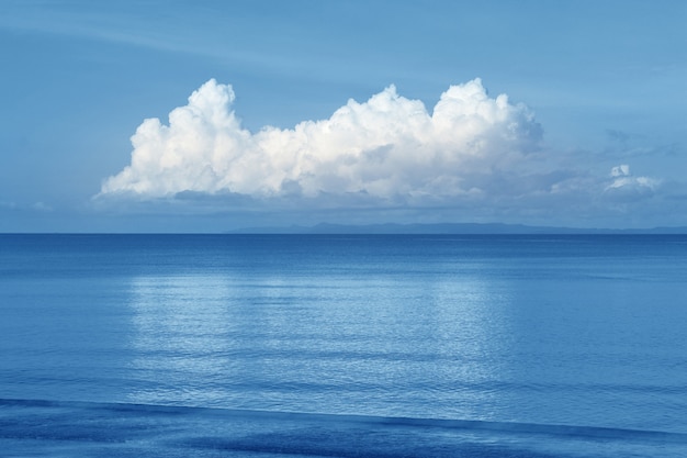 Hermoso Mar Y Cielo De Nubes En El Horizonte Fondo Marino Foto Premium