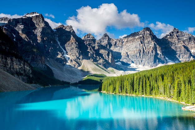 Hermoso Paisaje De Lago Moraine En El Parque Nacional De Banff Alberta Canada Foto Premium